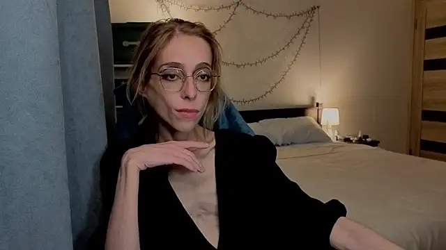 amber quell here online show from October 4, 3:38 pm