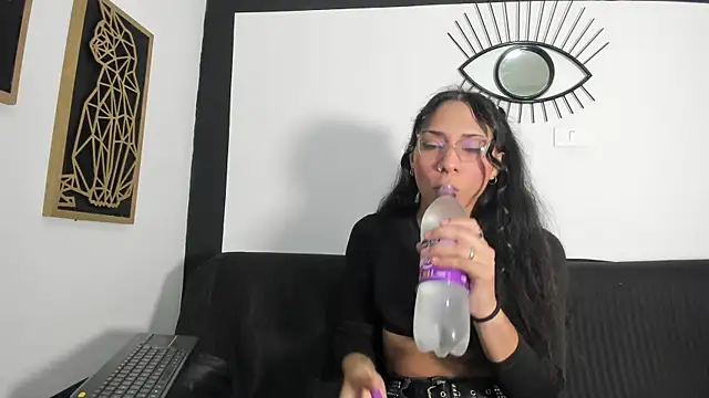 EmilyGomezLS online show from April 11, 11:25 am