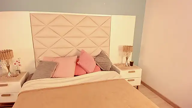 Twwiiggy online show from September 15, 8:05 pm