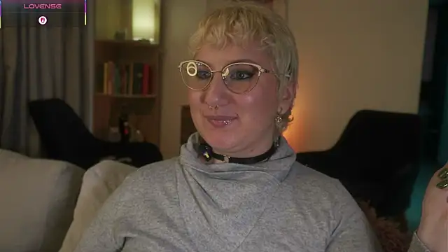 Ximenna Cruz online show from December 3, 8:44 pm