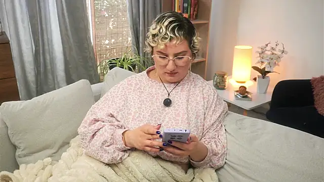 Ximenna Cruz online show from April 14, 7:25 pm