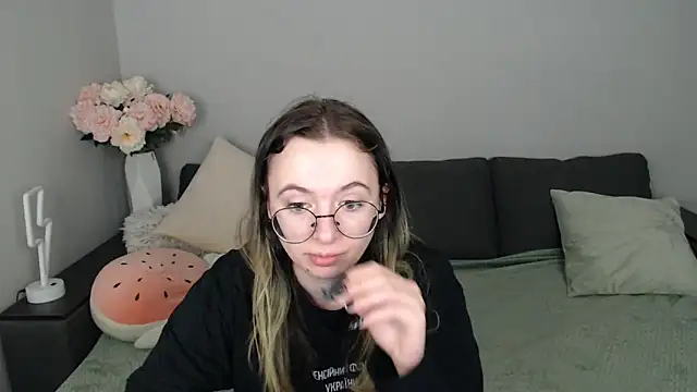 Mini Diva online show from October 17, 8:06 am