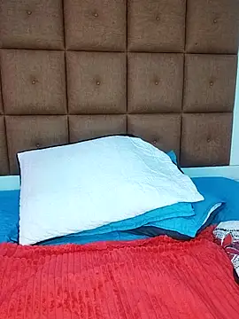 ELLA KELLY online show from October 1, 12:10 pm