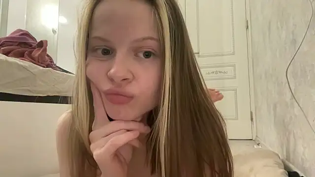 wrenlie online show from March 24, 9:09 pm