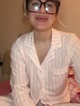 Holly-Glamour online show from February 4, 3:31 am