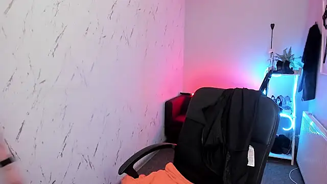 holly xglam online show from March 4, 9:10 pm