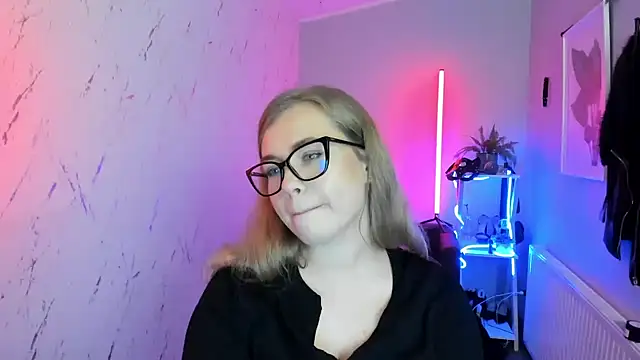 holly xglam online show from November 11, 7:33 pm