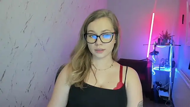 holly xglam online show from December 5, 8:10 pm