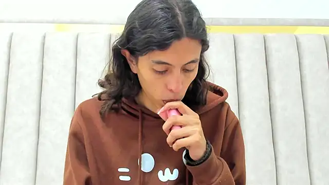 FreyaMoller online show from March 4, 6:58 pm