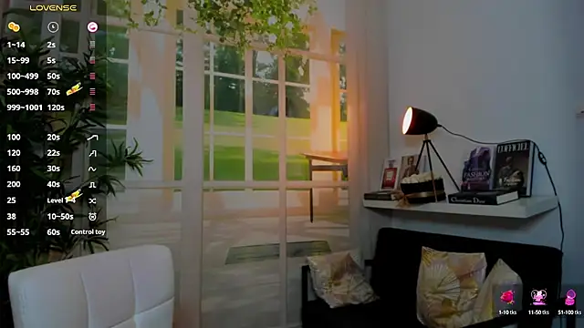 pretty little thing online show from September 25, 2:05 pm