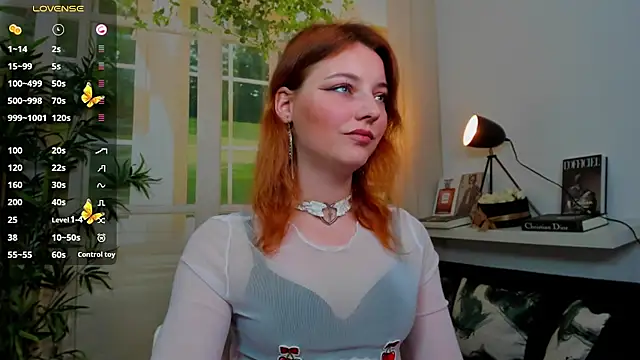 pretty little thing online show from October 5, 1:16 pm