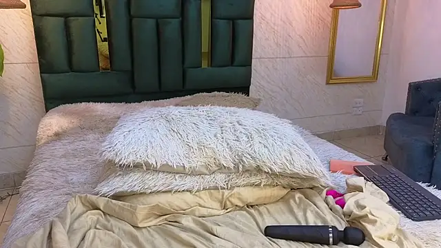 ximenawilliamss online show from October 18, 9:49 pm