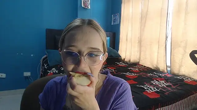 Liaroberts1 online show from October 10, 11:59 am