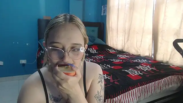 Liaroberts1 online show from October 2, 12:10 pm