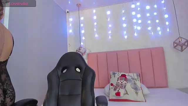 SUNNYCYRUS online show from December 15, 12:43 pm