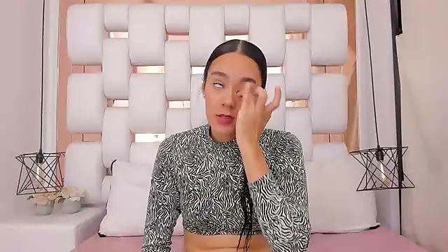 EmmyCruzZ online show from January 13, 1:48 pm