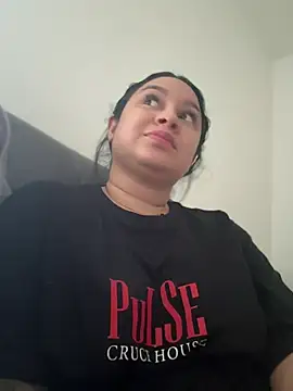 Pretty Isadora online show from April 10, 9:10 pm