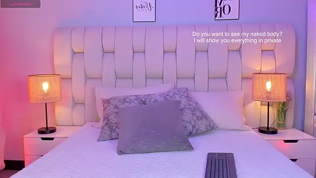 SkinnyFoxy online show from April 4, 8:51 pm