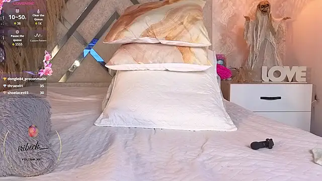 oceane becker online show from October 3, 1:05 pm