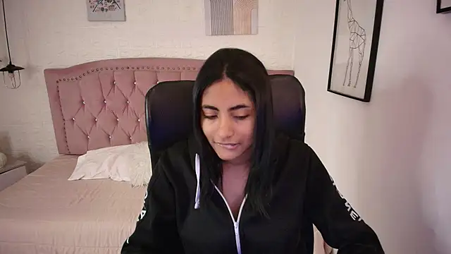 shaneelle online show from November 18, 3:18 am