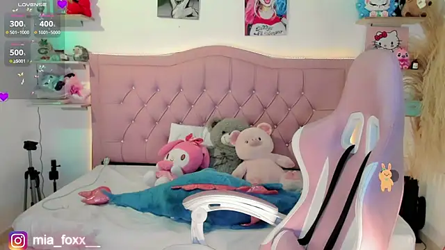 Mia foxx  online show from November 19, 9:15 pm