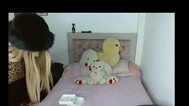 kim hot69  online show from October 15, 5:15 pm