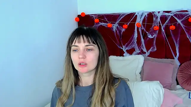 VioletUmi online show from October 18, 9:01 am