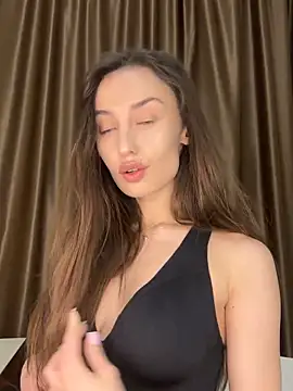 Polli Kiss online show from November 7, 9:20 pm