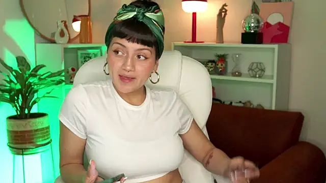 nahiapaws online show from October 9, 7:40 pm