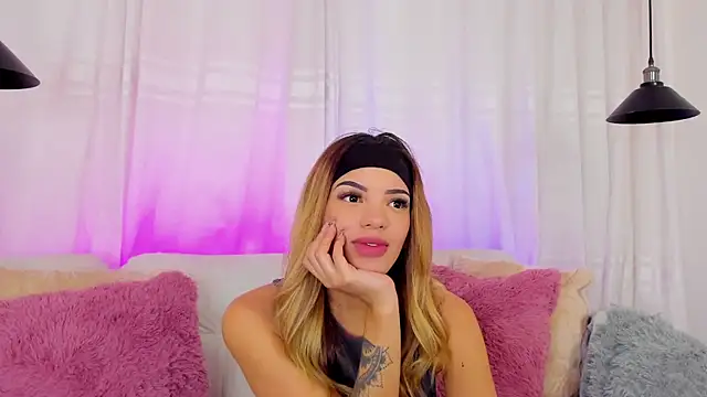 Ameliadickens online show from June 25, 8:32 pm