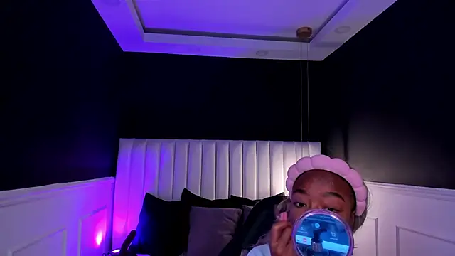 mia schwarz online show from April 10, 9:32 pm