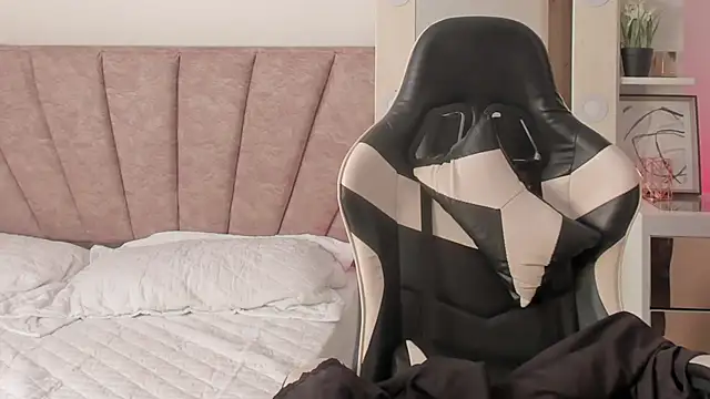 SavannahWildee online show from October 29, 1:04 pm