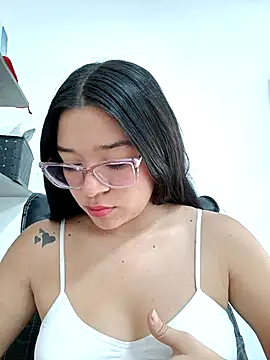 -VICKKY online show from January 15, 2:45 pm