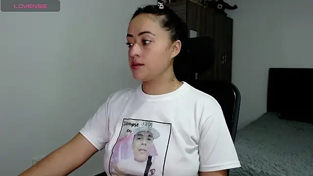 jjulietha95 online show from December 18, 5:12 am