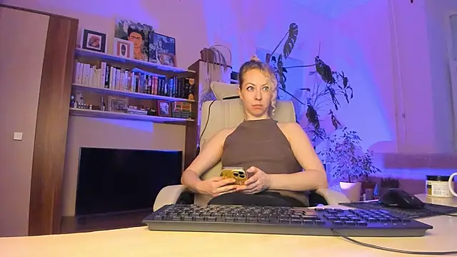 LylithSkye online show from April 5, 3:55 pm