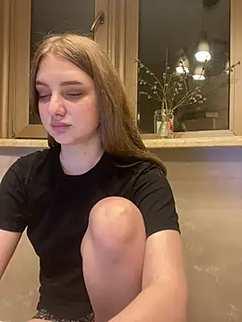 MollyDolle online show from April 5, 4:06 pm