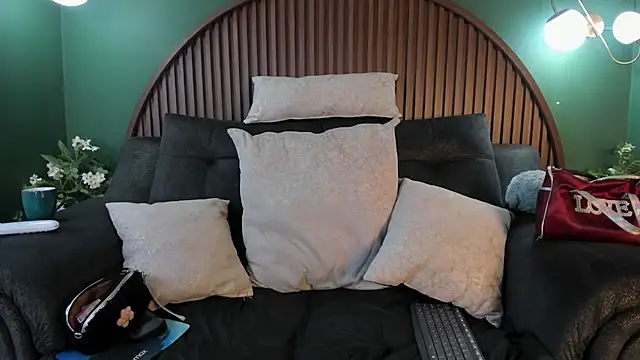 shannel  queen online show from April 14, 8:31 pm