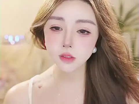 Qiaoqiao  online show from June 19, 4:10 pm