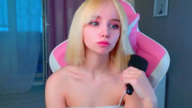 b4by LoL1 online show from March 23, 1:39 pm