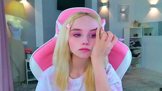 b4by LoL1 online show from February 6, 6:50 am