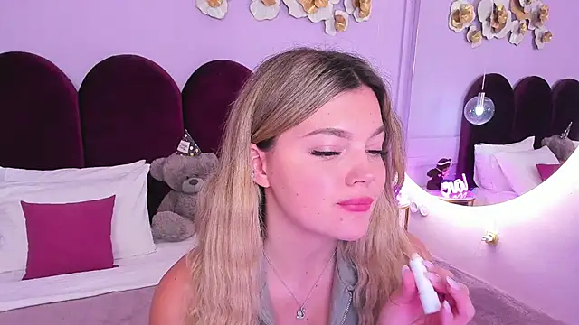 ZaraBloom online show from December 3, 3:31 am