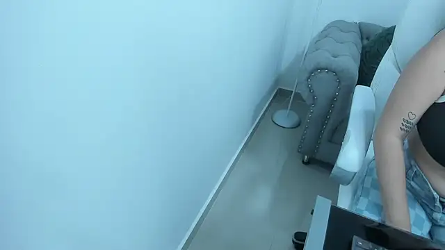 naomii campbell  online show from October 18, 8:21 pm