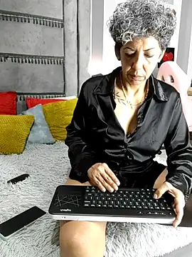 Julianewell online show from November 29, 1:15 pm