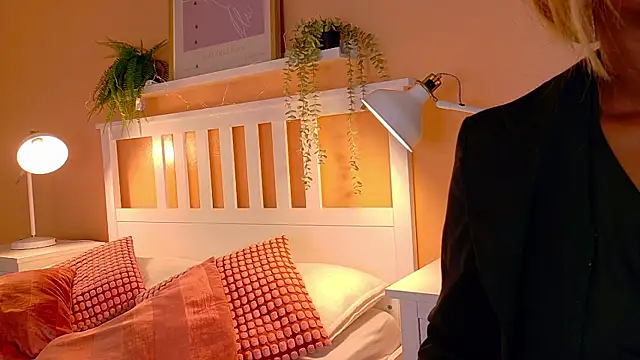 briannajackson  online show from October 3, 11:37 am