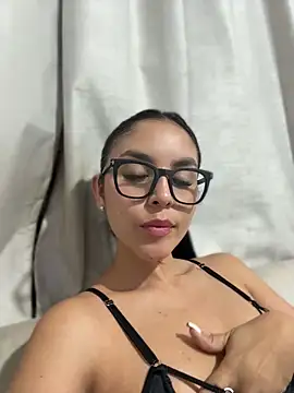  miaquevedo  online show from April 12, 4:15 am