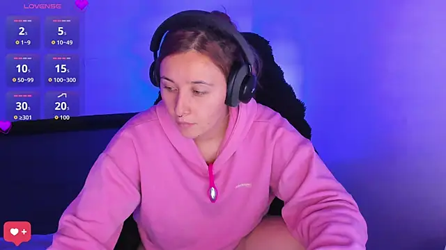 bonnie moon  online show from March 23, 9:10 pm