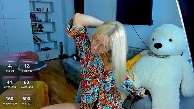 LadyIzabel online show from August 4, 11:49 am