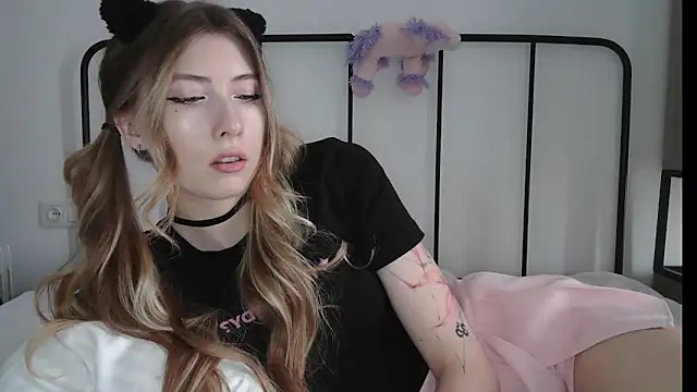 ErikaShyy online show from July 6, 9:58 am