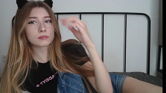 ErikaShyy online show from August 3, 11:16 am