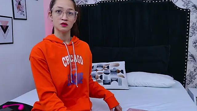 SaaraBrown online show from October 17, 12:41 pm